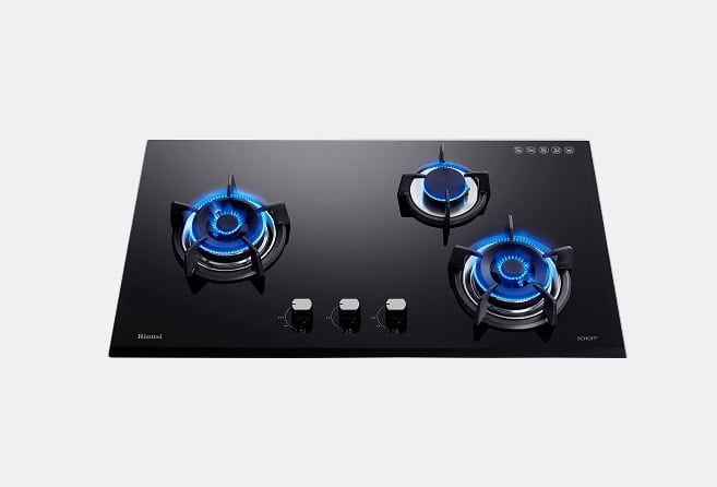 Black glass gas cooktop with three lit burners and central control knobs; brand 'Rinnai' visible.