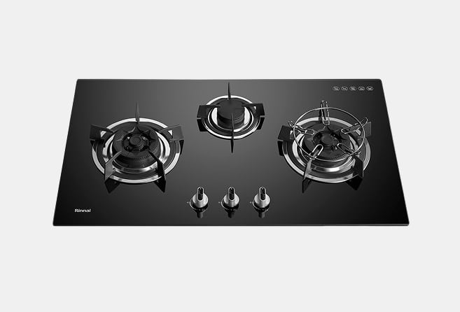 Black glass gas cooktop with three burners, metal grates, and front control knobs; brand logo near the bottom left (Rinnai).